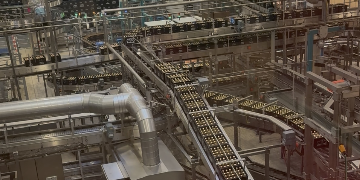 Bottel- en verpakkingslijn in een brouwerij